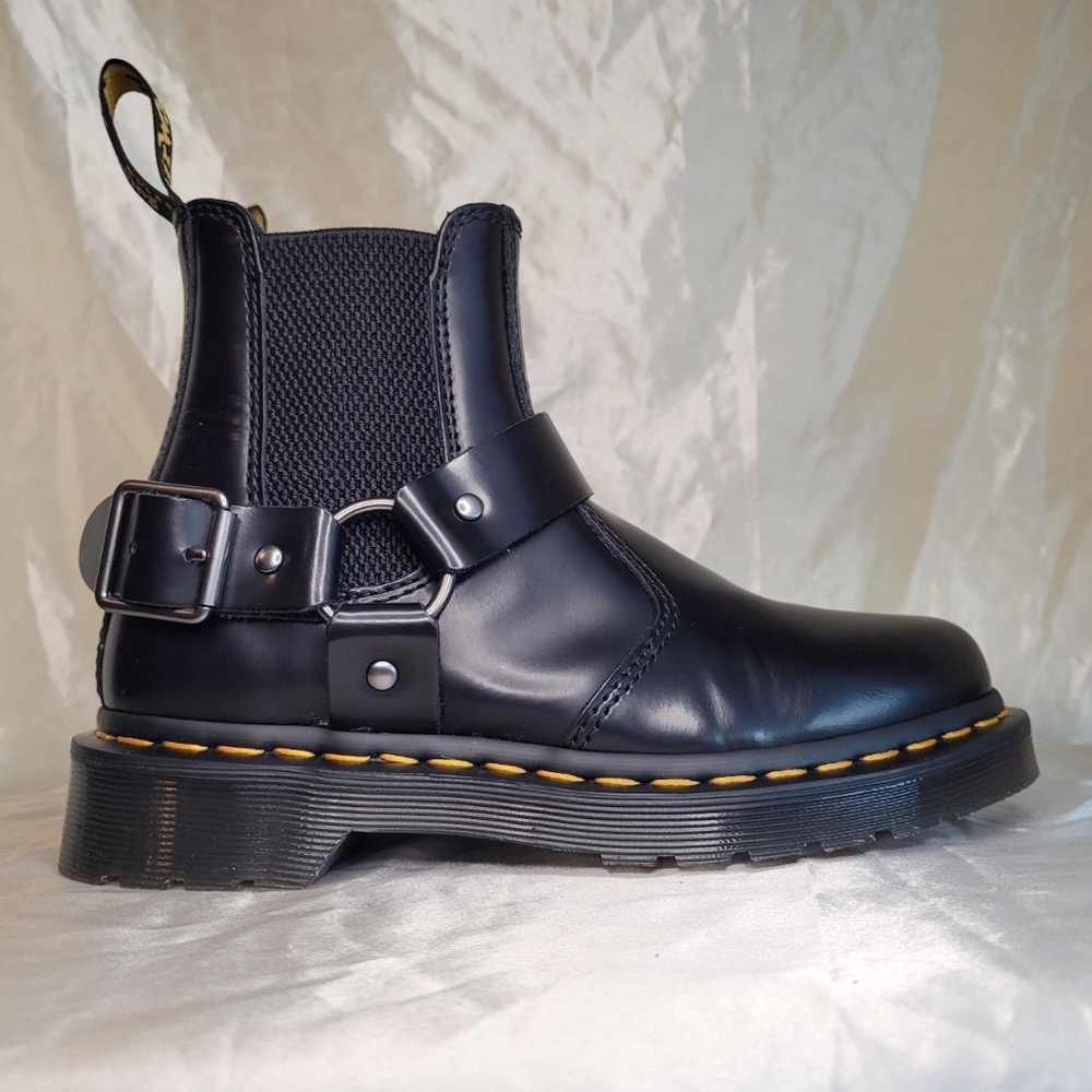 Dr. Martens Wincox black leather chelsea boots